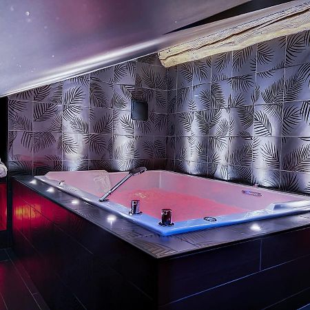 Suite Rouge Baiser Avec Jacuzzi Privatif - Loveroom Insolite Saint-Etienne  Extérieur photo